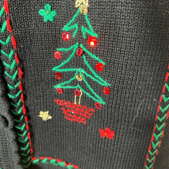“Draper’s & Damon’s Christmas Vest - Picture 7 of 14